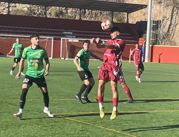 Un jugador del Rincón cabecea ante la mirada de Dani Salvatierra (CD RINCÓN) Un jugador del Rincón cabecea ante la mirada de Dani Salvatierra (CD RINCÓN)