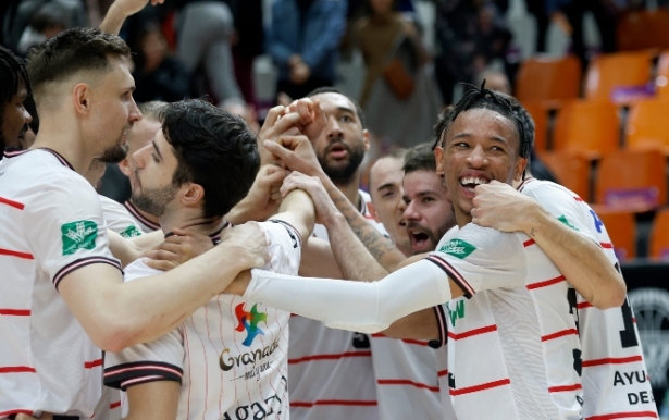 El Covirán granada celebra la vioctoria en Valencia (ACB PHOTO/M.A. POLO) El Covirán granada celebra la vioctoria en Valencia (ACB PHOTO/M.A. POLO)
