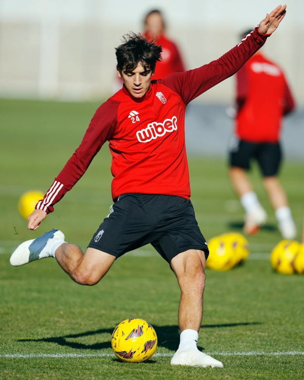 Gonzalo Villar durante un entrenamiento (GRANADA CF) Gonzalo Villar durante un entrenamiento (GRANADA CF)