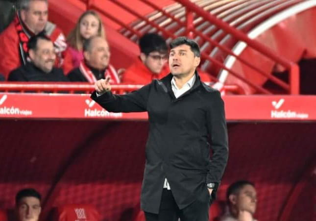 El `Cacique` Medina da ordenes durante el partido (JOSÉ M. BALDOMERO)