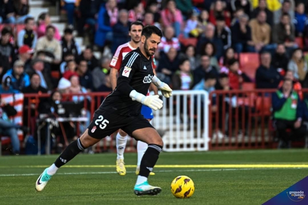 Batalla en el partido ante el Cádiz (JOSÉ M. BALDOMERO) Batalla en el partido ante el Cádiz (JOSÉ M. BALDOMERO)