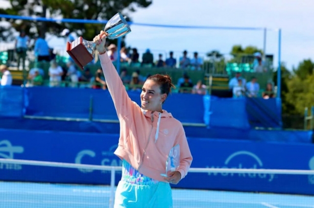 Nuria Párrizas alza el trofeo (TENISACT) Nuria Párrizas alza el trofeo (TENISACT)