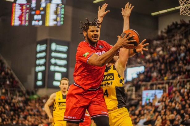 Cristiano Felicio lucha por el rebote (JOSÉ VELASCO) Cristiano Felicio lucha por el rebote (JOSÉ VELASCO)
