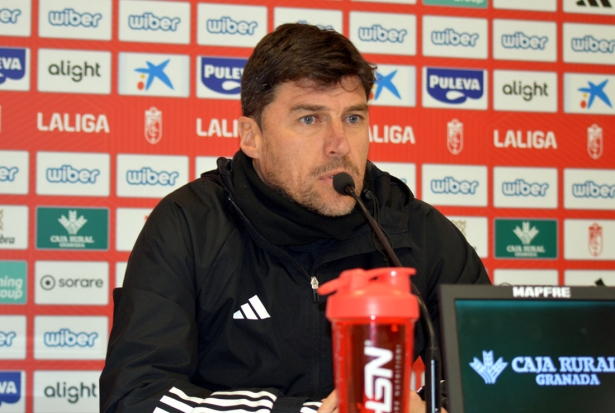 Alexander Medina, entrenador del Granada CF, en la rueda de prensa previa al partido ante el Betis (J. PALMA) Alexander Medina, entrenador del Granada CF, en la rueda de prensa previa al partido ante el Betis (J. PALMA)