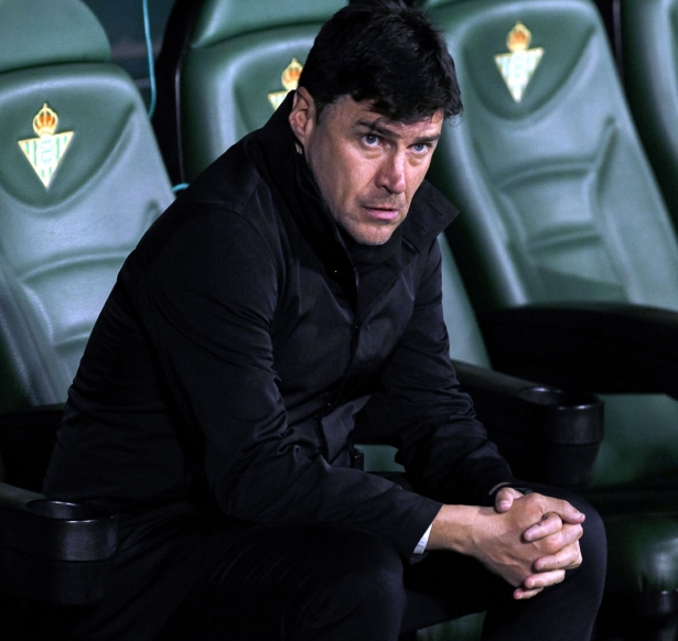 Alexander Medina, entrenador del Granada CF, en el banquillo visitante en el campo del Betis (LOF) Alexander Medina, entrenador del Granada CF, en el banquillo visitante en el campo del Betis (LOF)