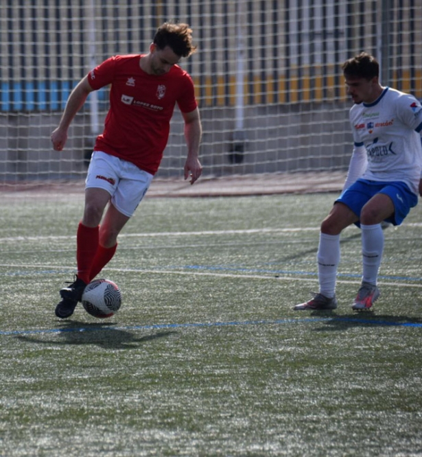 Requena intenta irse de un jugador lojeño (JOSÉ REQUENA)