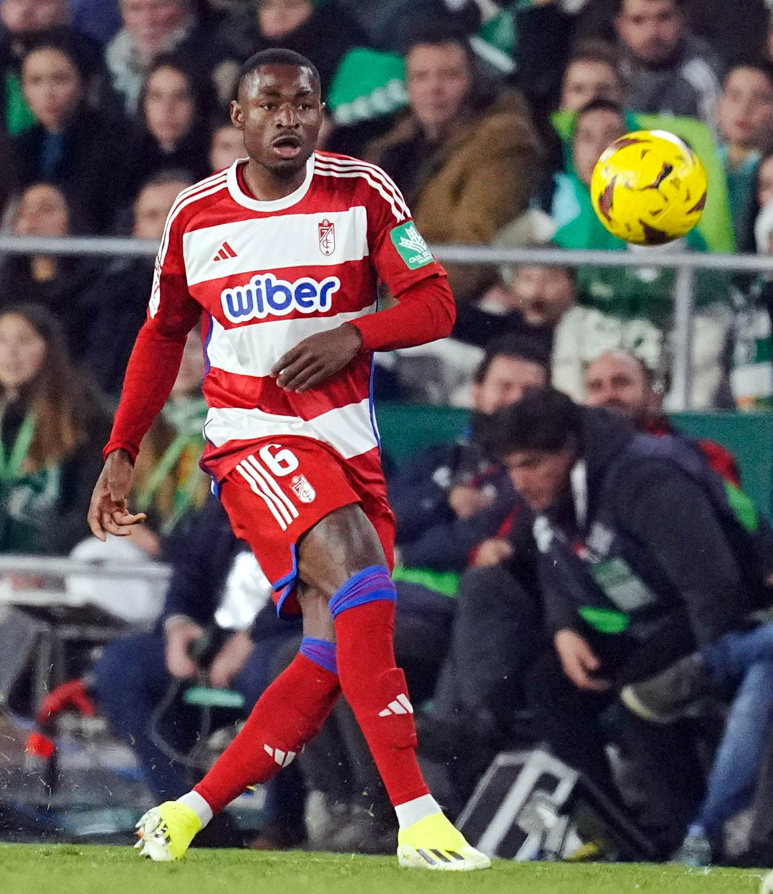 Martin Hongla en el  partido de debut ante el Real Betis (GCF)
