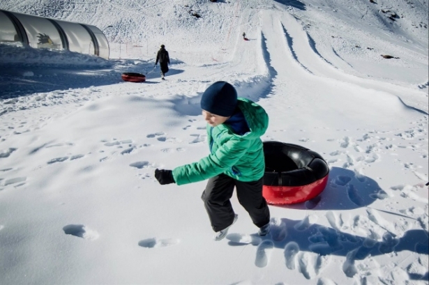 Un niño se dispone a lanzarse con un flotador en la zona de Borreguiles de la Estación de Sierra Nevada (SIERRA NEVADA) Un niño se dispone a lanzarse con un flotador en la zona de Borreguiles de la Estación de Sierra Nevada (SIERRA NEVADA)