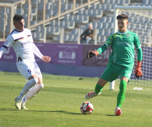 David García presionado por un jugador del Real Jaén (IVÁN MÁRQUEZ/UD MARACENA) 