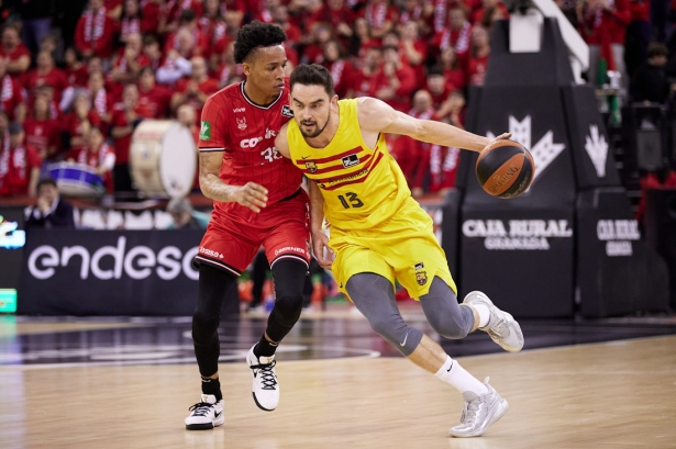 Joe Thomasson defiende a Thomas Satoransky (FERMÍN RODRÍGUEZ / FUNDACIÓN CBG) 