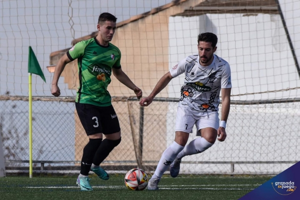 Rafa Ortiz y Esteban pelea por el balón (JOSÉ M. BALDOMERO) 