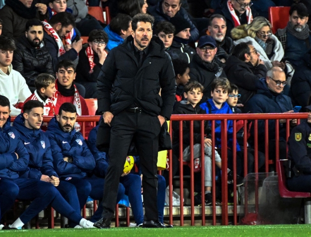 Simeone, entrenador del At. Madrid, en un momento del encuentro ante el Granada CF (JOSÉ M. BALDOMERO) Simeone, entrenador del At. Madrid, en un momento del encuentro ante el Granada CF (JOSÉ M. BALDOMERO)