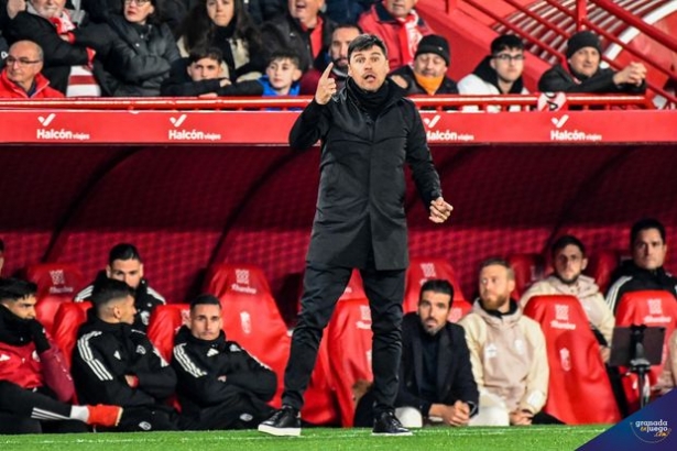 Alexander Medina, entrenador del Granada CF, en un momento del partido ante el At. Madrid (JOSÉ M. BALDOMERO) Alexander Medina, entrenador del Granada CF, en un momento del partido ante el At. Madrid (JOSÉ M. BALDOMERO)
