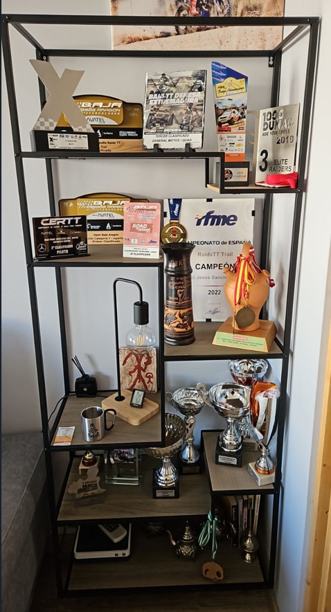 Colección de trofeos que Juan Jesús Sánchez `Otto` tiene en su casa 