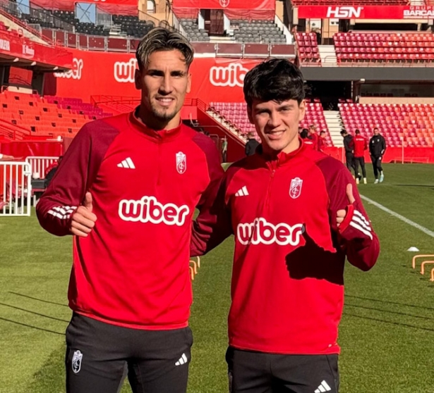 Theo Corbeanu y Facundo Pellistri en el entrenamiento de esta mañana (JOSÉ ANDRÉS FERNÁNDEZ) Theo Corbeanu y Facundo Pellistri en el entrenamiento de esta mañana (JOSÉ ANDRÉS FERNÁNDEZ)