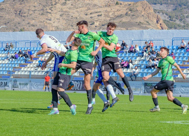 Lance del apasionante derbi entre Motril y Huétor Vega (SEMANARIO MUCHO DEPORTE) Lance del apasionante derbi entre Motril y Huétor Vega (SEMANARIO MUCHO DEPORTE)