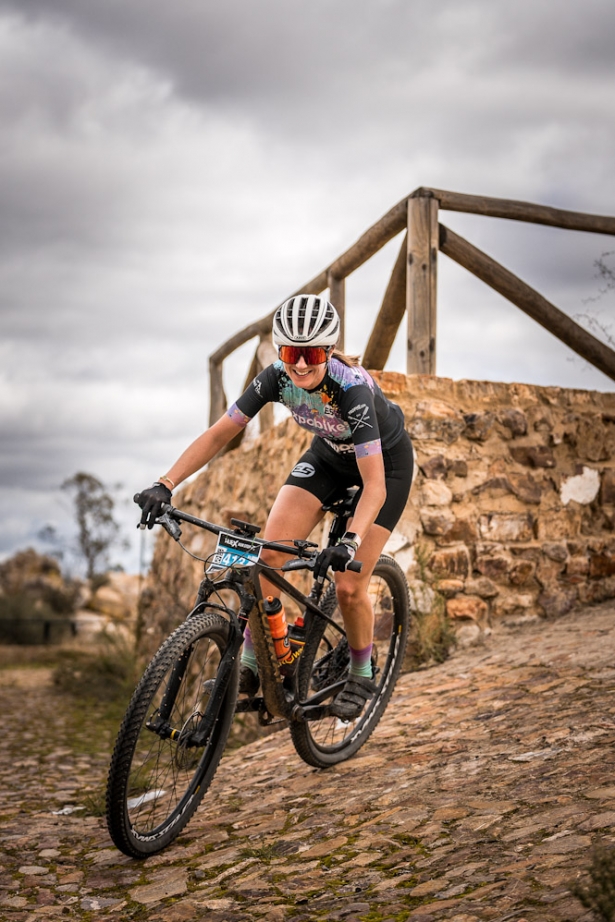Una ciclista en pleno esfuerzo (TERRA INCOGNITA) Una ciclista en pleno esfuerzo (TERRA INCOGNITA)