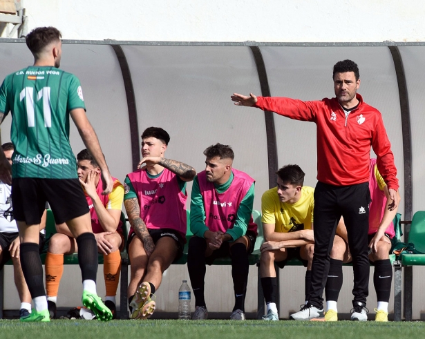Manuel Moreno Rizos en su etapa como entrenador del CD Huétor Vega (JOSÉ M. BALDOMERO) Manuel Moreno Rizos en su etapa como entrenador del CD Huétor Vega (JOSÉ M. BALDOMERO)