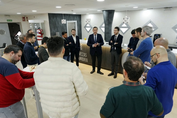Un momento del encuentro de los dirigentes del Granada CF con los representantes de los medios de comunicación (J. PALMA)