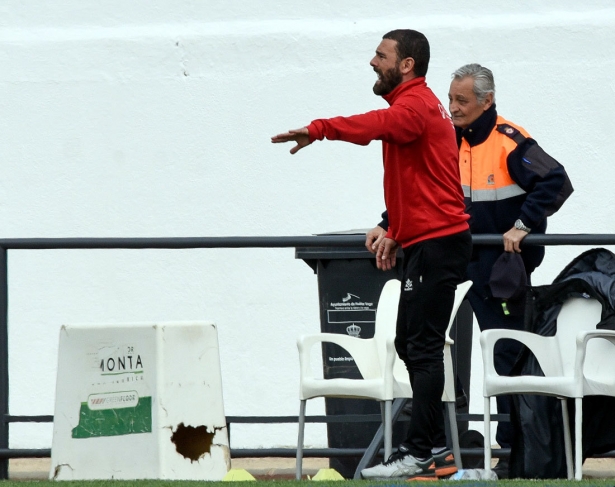 Rizos durante un partido con el CD Huétor Vega (JOSÉ M. BALDOMERO) Rizos durante un partido con el CD Huétor Vega (JOSÉ M. BALDOMERO)