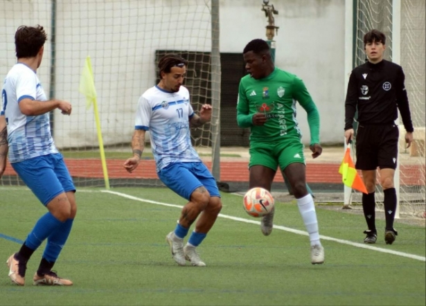Marcley intenta irse de un jugador malagueño (J. PALMA) 
