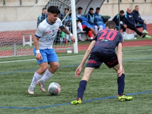 Álex Yepes controla el balón ante un jugador del Martos (MIGUEL JÁIMEZ) Álex Yepes controla el balón ante un jugador del Martos (MIGUEL JÁIMEZ)