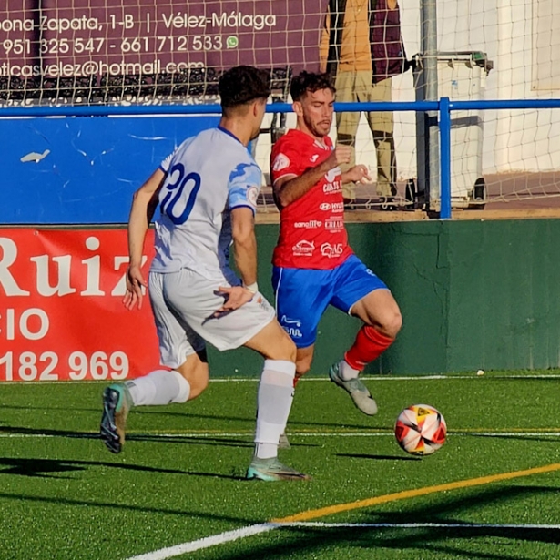 Iván Martínez busca el balón (JESÚS HURTADO) 