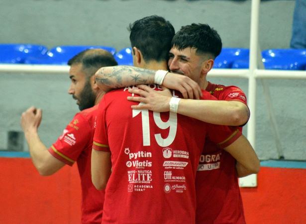 Los alboloteños celebran uno de los goles (J. PALMA)