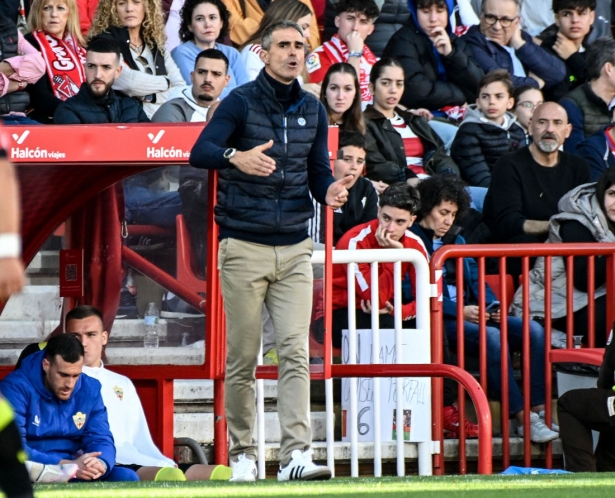 Garitano da instrucciones a sus jugadores en el partido ante el Granada CF (JOSÉ M. BALDOMERO) Garitano da instrucciones a sus jugadores en el partido ante el Granada CF (JOSÉ M. BALDOMERO)