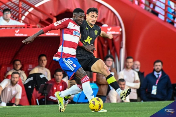 El Granada CF no pudo con el Almería (JOSÉ M. BALDOMERO)