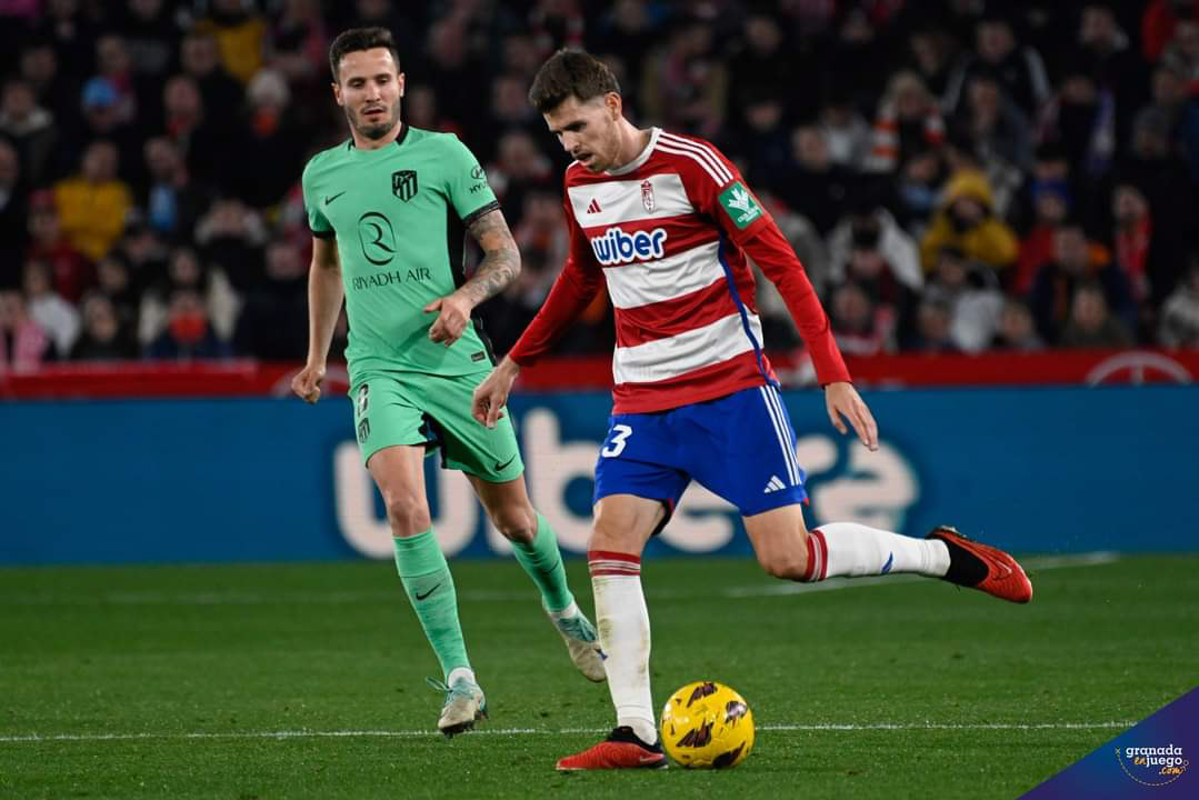 Gumbau durante el partido ante el Atlético de Madrid (JOSÉ M. BALDOMERO)