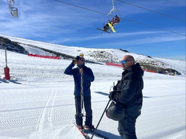 El responsable FIS, Alberto Schiavon (izda), junto al jefe de competición de Sierra Nevada, Víctor Torrecilla (CETURSA) El responsable FIS, Alberto Schiavon (izda), junto al jefe de competición de Sierra Nevada, Víctor Torrecilla (CETURSA)