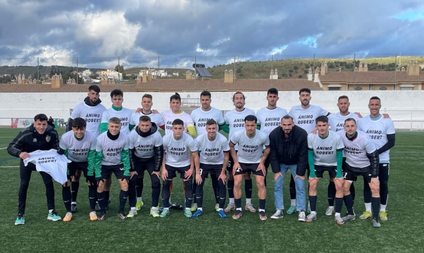Rober, operado esta semana de una rotura de ligamentos, fue homenajeado por sus compañeros (CD HUÉTOR VEGA) Rober, operado esta semana de una rotura de ligamentos, fue homenajeado por sus compañeros (CD HUÉTOR VEGA)