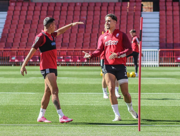 Uzuni y Corbeanu en el entrenamiento de este jueves sobre el césped del `Nuevo Los Cármenes` (JOSÉ VELASCO) Uzuni y Corbeanu en el entrenamiento de este jueves sobre el césped del `Nuevo Los Cármenes` (JOSÉ VELASCO)