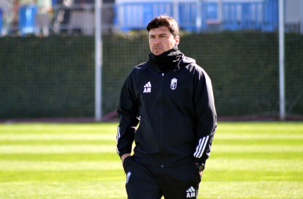 Alexander Medina, entrenador del Granada CF, en la Ciudad Deportiva GCF (J. PALMA) Alexander Medina, entrenador del Granada CF, en la Ciudad Deportiva GCF (J. PALMA)