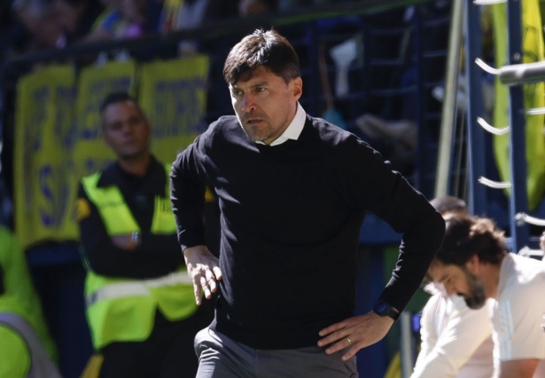 Alexander Medina, entrenador del Granada CF, en un momento del partido ante el Villarreal CF (LOF) Alexander Medina, entrenador del Granada CF, en un momento del partido ante el Villarreal CF (LOF)