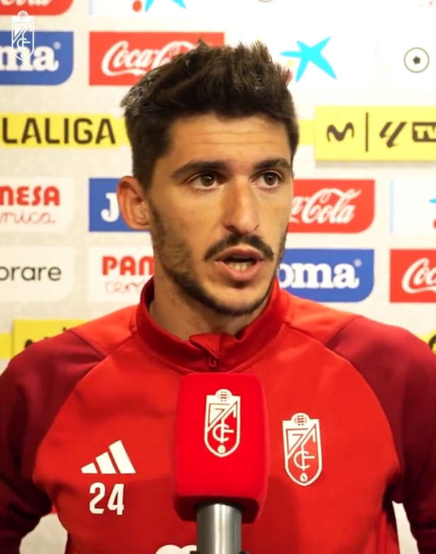 Carlos Neva a la finalización del partido (GRANADA CF) Carlos Neva a la finalización del partido (GRANADA CF)