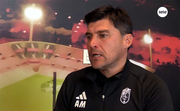 El entrenador del Granada CF, Alexander Medina, durante la entrevista