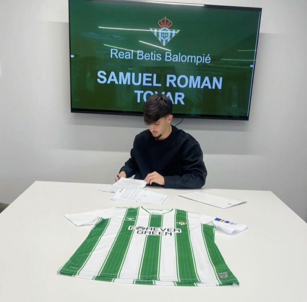 Samu Román firma su contrato con el Real Betis (REAL BETIS) Samu Román firma su contrato con el Real Betis (REAL BETIS)