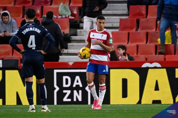 Myrto Uzuni coge el balón para lanzar el penalti (JOSÉ M. BALDOMERO) Myrto Uzuni coge el balón para lanzar el penalti (JOSÉ M. BALDOMERO)