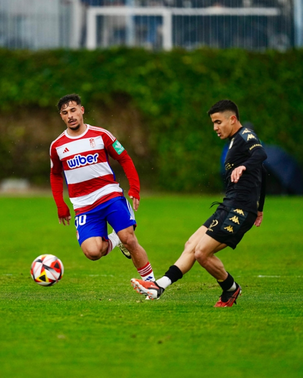 Rodelas busca el balón ante un jugador ceutí (GRANADA CF) Rodelas busca el balón ante un jugador ceutí (GRANADA CF)