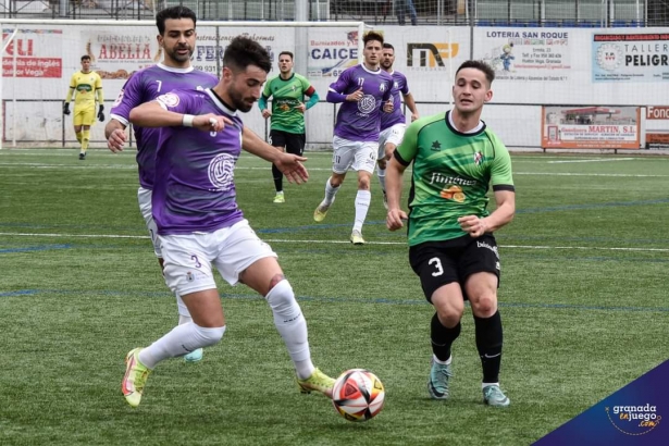 Rafa Ortiz presiona a un jugador del Atlético Mancha Real (JOSÉ M. BALDOMERO) Rafa Ortiz presiona a un jugador del Atlético Mancha Real (JOSÉ M. BALDOMERO)
