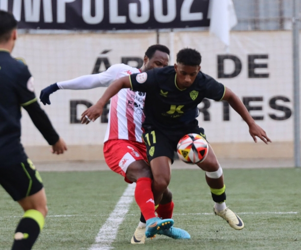Wilson Cuero pelea por el balón (JOSÉ ANDRÉS FERNÁNDEZ)