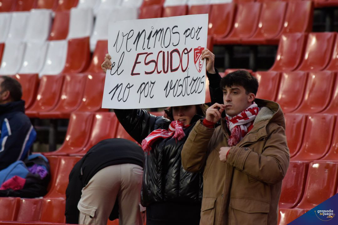 La afición del Granada CF mostró su malestar con la plantilla (JOSÉ M. BALDOMERO)