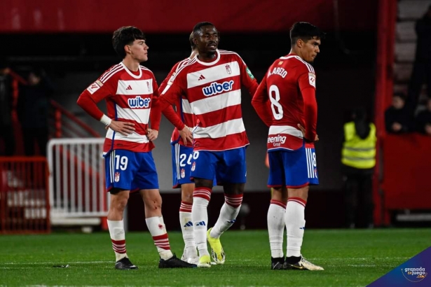 El Granada CF sigue haciendo aguas en defensa (JOSÉ M. BALDOMERO) El Granada CF sigue haciendo aguas en defensa (JOSÉ M. BALDOMERO)