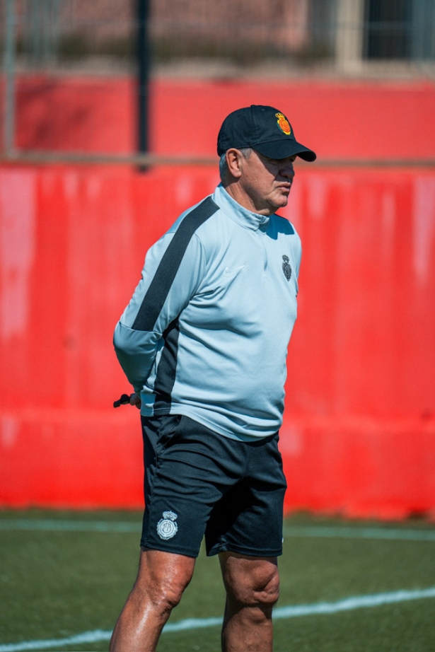 Javier Aguirre durante un entrenamiento del Real Mallorca (RCD MALLORCA) Javier Aguirre durante un entrenamiento del Real Mallorca (RCD MALLORCA)