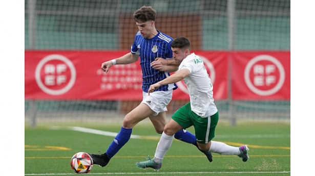 El jugador del CD Huétor Vega, Rafa Ortiz, pelea por el balón con un jugador aragonés (RFEF) El jugador del CD Huétor Vega, Rafa Ortiz, pelea por el balón con un jugador aragonés (RFEF)