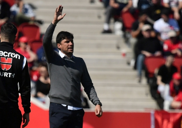 El Cacique Medina, entrenador del Granada CF, durante el encuentro ante el Real Mallorca (LOF) El Cacique Medina, entrenador del Granada CF, durante el encuentro ante el Real Mallorca (LOF)
