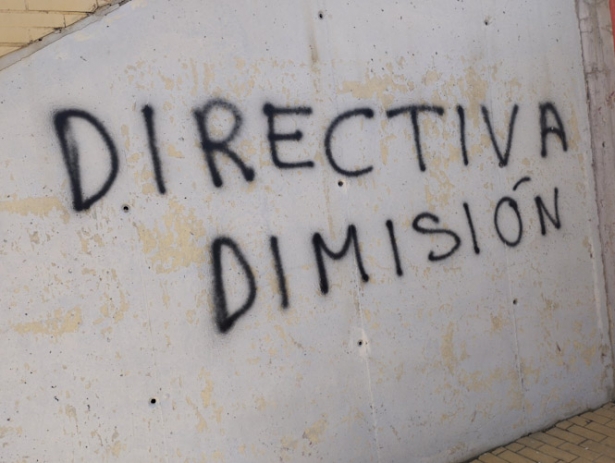 Pintadas contra la directiva en el `Nuevo Los Cármenes` (FERNANDO MARTOS)