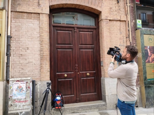 Cámara de televisión ante el edificio registrado por la UCO (EUROPA PRESS) Cámara de televisión ante el edificio registrado por la UCO (EUROPA PRESS)